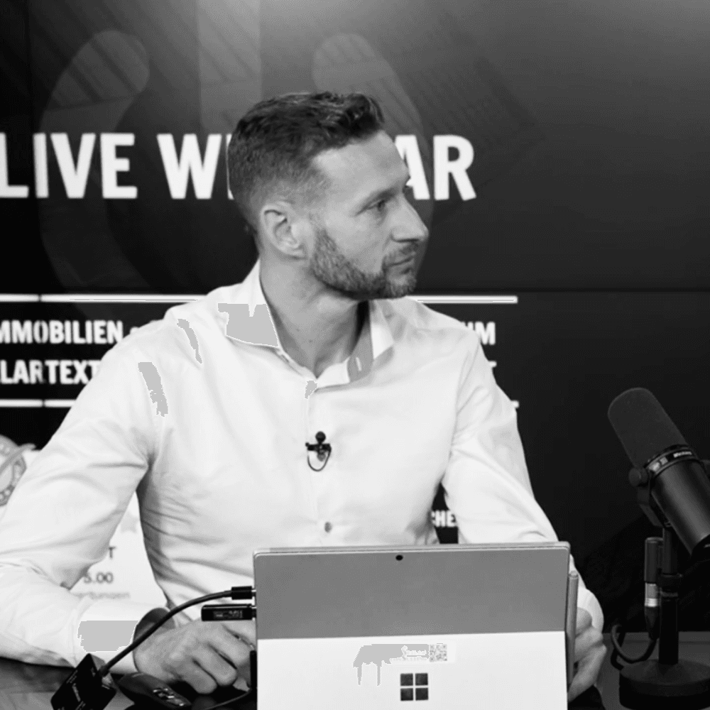 Live-Webinar-Setup mit Mikrofon und Präsentation im Hintergrund